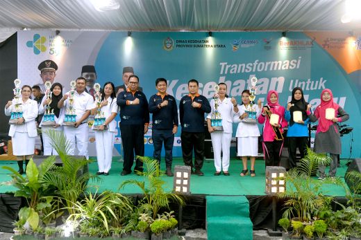 HKN ke-59 Tingkat Sumut, Pj Gubernur Serahkan Penghargaan kepada Nakes dan Kader Posyandu Berprestasi