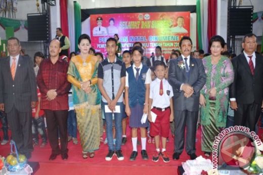 100 Pelajar Berprestasi di Tapteng Dapat Bingkisan Natal