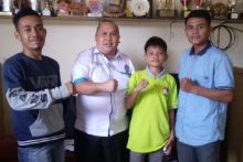 Raih Medali Emas Kejuaraan FOSSBI di Mataram,  Ketua Askab PSSI Palas Beri Tali Asih ke Pangulu Siregar