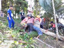 Babinsa Kecamatan Maniamolo Bersama BPBD, Masyarakat Buat Jembatan Darurat di Jalan Longsor