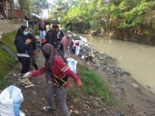 Peringati HPSN, Komunitas di Medan Pungut 1 Ton Sampah dari Sungai