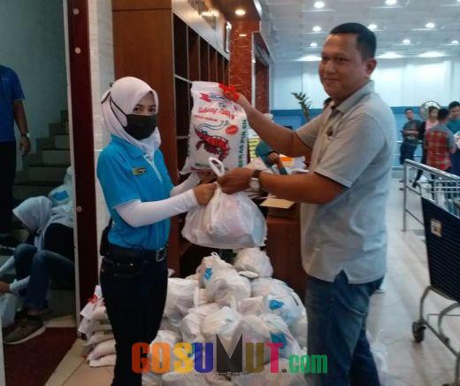 Manajemen Brastagi Supermarket Rantauprapat Bagikan Paket Sembako kepada 165 Karyawannya