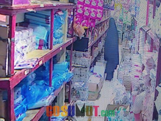 Seorang Wanita Berkerudung Hitam Terekam CCTV Mengutil Sejumlah Bahan Makanan