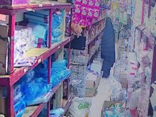 Seorang Wanita Berkerudung Hitam Terekam CCTV Mengutil Sejumlah Bahan Makanan