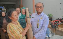 Pj. Wali Kota Padangsidimpuan Serahkan Bantuan Mesin Peralatan Tenun dan Alat Pewarnaan Alami