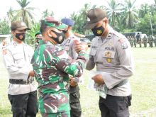 TNI dan Polri Gelar Apel Pasukan Kesiapan Pengamanan PSU di Labusel