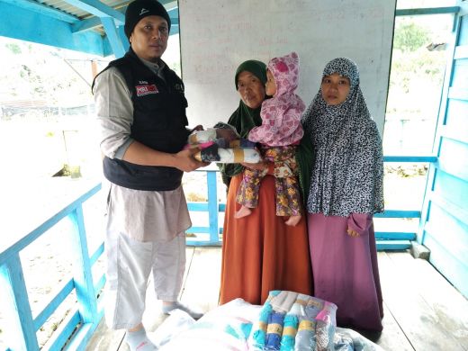 ACT Sumut Bagikan Paket Hygienis, Pakaian Muslimah dan Jilbab di Kampung Muallaf Lau Gedang
