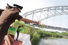 HBA ke 62 tahun, Kajari Sergai Ziarah dan Tabur Bunga di Bantaran Sungai Ular 