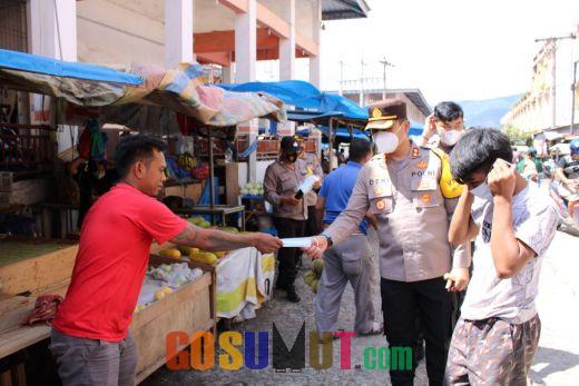Cegah Penyebaran Covid 19, Kapolres Labuhanbatu Bersama PJU Bagikan 1.200 Masker ke Pasar Gelugur