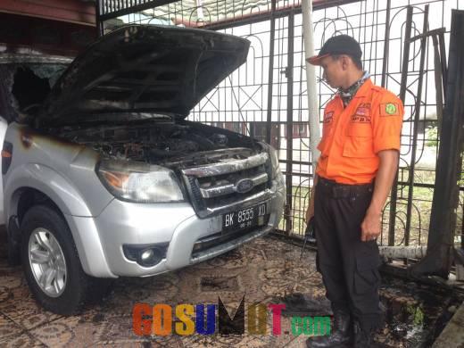 1 Unit Mobil Ford Terbakar di Medan