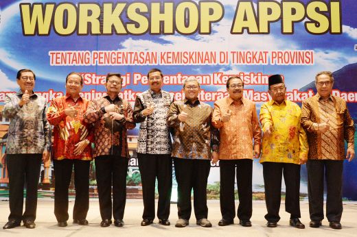 Tengku Erry Hadiahi Pantun Untuk 4 Gubernur dan 3 Wakil Gubernur