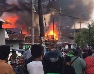 Puluhan Rumah Semi Permanen di Jalan Sentosa Lama Ludes Terbakar