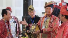 Klinik Pantun Nusantara Tampil Memukau di Kongres Budaya Batak Toba di Balige