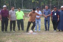 Plt Bupati Lakukan Tendengan Pertama Membuka Turnamen Sepakbola Sibaganding Cup I Paringgonan