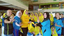 Sekjen KJS Hermes Polonia bagikan Jilbab kepada Anggota