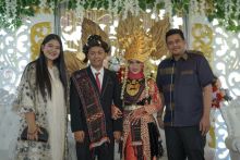 Bobby-Kahiyang Hadiri Acara Pernikahan di Medan Denai