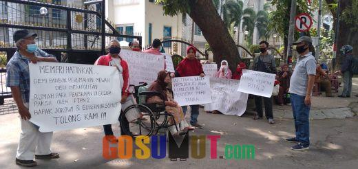 Bentang Spanduk di DPRD Sumut, Pensiunan PTPN : Tolong Kami