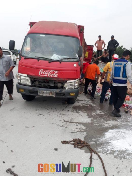 Laka Tunggal, Truk Pengangkut CocaCola Terbalik di Jalan Tol Rampah