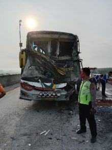 Bus PT Chandra Kontra Truk Tronton di Ruas Jalan Tol Sergai, 2 Tewas 7 Luka-luka 