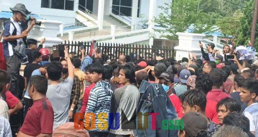 Seruduk Gedung DPRD, Ribuan Massa Minta Copot Pj Bupati Tapteng