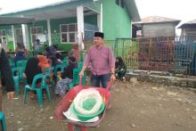 Usai Pelaksanaan Pilkades Lumban Pasir Panyabungan, Anggota DPRD Madina ini Dorong Gerobak Sorong buat Bagikan Jagung