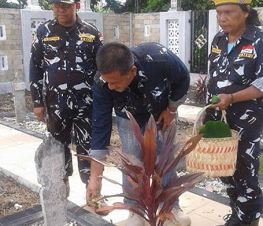 Peringati HUT Partai Golkar ke-52, AMPI Kota Binjai Tabur Bunga di Makam Pahlawan