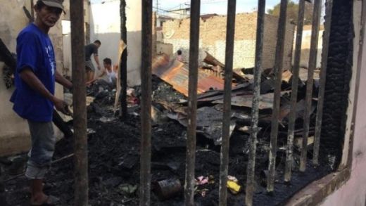 Korban Kebakaran Sentosa Lama Medan Mengais Puing-puing