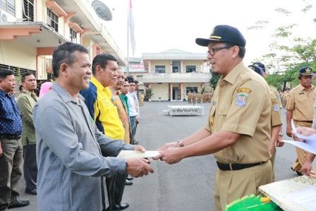 Wakil Walikota Binjai Serahkan Sertifikat Nomor Induk Koperasi