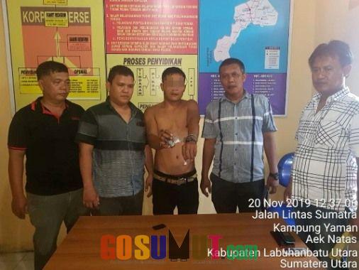 Ditangkap Polisi, Tembong Pamer Borgol dan Sabu di Polsek Aek Natas