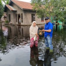 Banjir Tak Kunjung Surut, Anggota DPRD Labura Salurkan Bantuan
