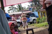 Terpantau Kamera, Bupati Sergai Antar Langsung Bantuan ke Posko Banjir 