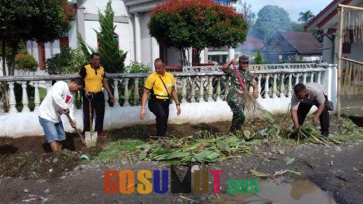 Polsek Kutalimbaru Bersihkan Gereja dan Timbun Jalanan Berlubang