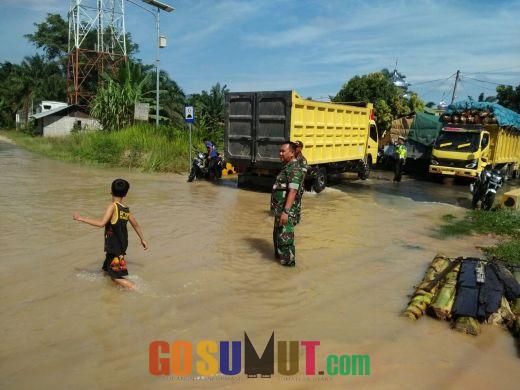 Kodim 0209/LB Turun Tangan Atasi Banjir di Kecamatan Pangkatan