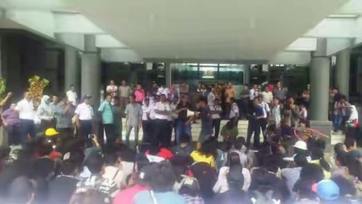 Puluhan Mahasiswa USU Demo di Biro Rektor, Ini Tuntutannya