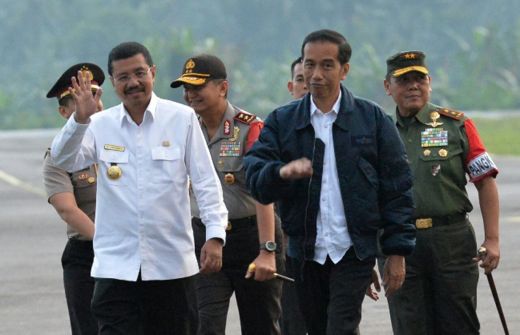 Gubsu Erry Sambut Presiden Jokowi Di Bandara FL Tobing