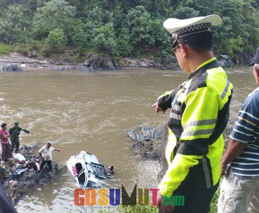 Mobil Toyota Rush Putih Berpenumpang 10 Orang Jatuh ke Sungai Batang Natal, Ini Nama-namanya