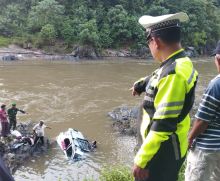 Mobil Toyota Rush Putih Berpenumpang 10 Orang Jatuh ke Sungai Batang Natal, Ini Nama-namanya