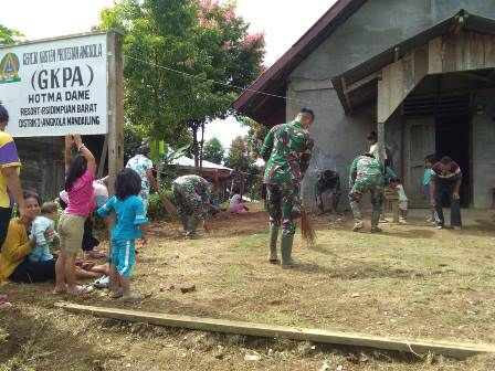 Satgas TMMD ke 111 Kodim 0212/TS Kerja Bakti Bersihkan Gereja Desa Siuhom