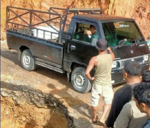Jalan Nyaris Putus di Desa Bulusoma Madina, Truk Tidak Bisa Lewat