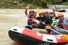 Sandiaga Uno Jajal Rafting Arung Jeram Sungai Bahbolon