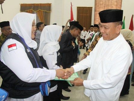 Pj Gubsu Lepas Keberangkatan  Kloter Pertama Jamaah Calon Haji Embarkasi Medan