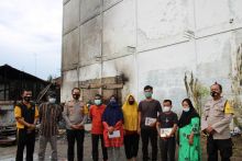 Kapolres Labuhanbatu Bantu Korban Kebakaran di Kelurahan Sioldengan