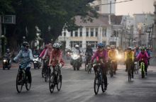 Keren! Puluhan Perempuan Berkebaya Gowes Keliling Kota Medan