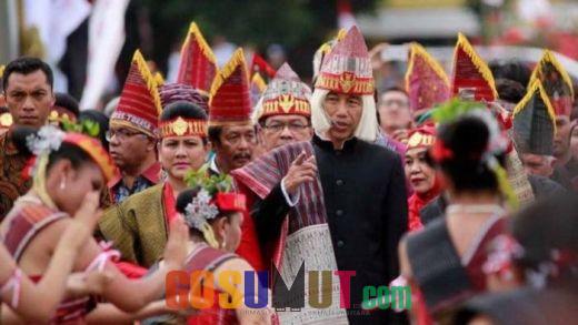 Soal Penutup Kepala Jokowi, Dinas Pariwisata: Itu Bukan untuk Acara Adat Batak Toba