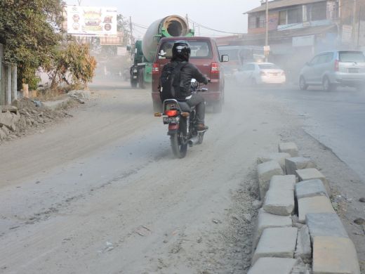 Akibat Pembangunan Rel Kereta Api, Warga di Jalan Mandala By Pass harus Menghirup Debu