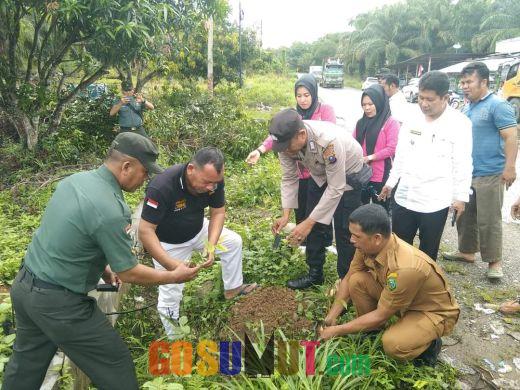 Polri Lestarikan Negeri, Polsek Barumun Tengah Laksanakan Penanaman Pohon di Sepanjang Jalan Lintas