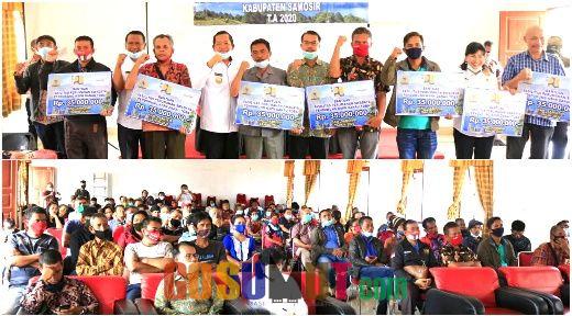 Dukung KSPN Danau Toba, Pemkab Samosir Serahkan 78 Unit Buku Tabungan Fasilitasi Rumah Swadaya