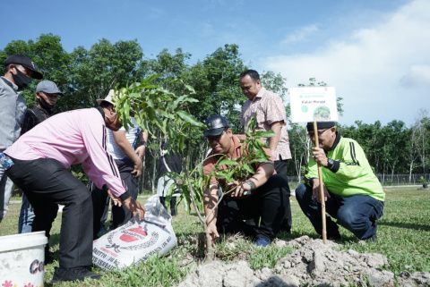 Dinas LH Asahan bersama BPJS Ketenagakerjaan Tanam Pohon di Hutan Kota