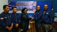 Almina Bangun Resmi Kembalikan Berkas Calon Wakil Bupati Karo