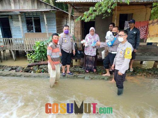Kapolsek Bilah Hilir Bantu Korban Banjir di Pangkatan